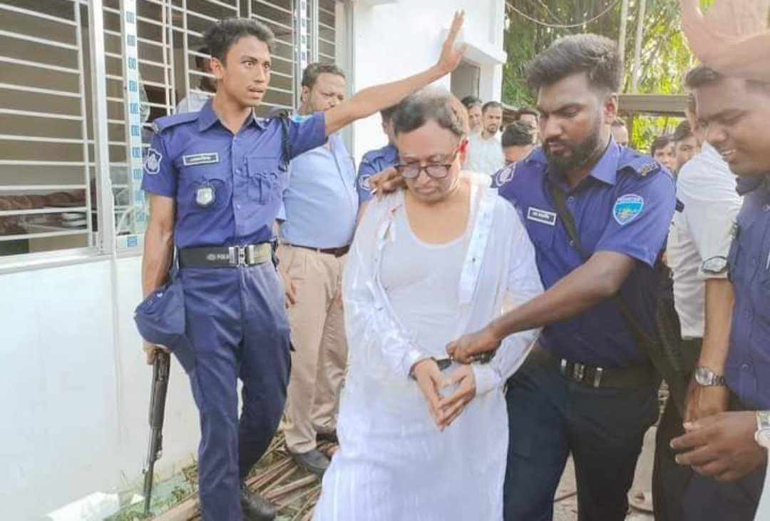 ছবি : ঘটনাস্থল থেকে হামলায় নেতৃত্বদানকারী ঠিকাদার এস.এম মঞ্জরুল হককে গত বৃহস্পতিবার পুলিশ গ্রেপ্তার করে।