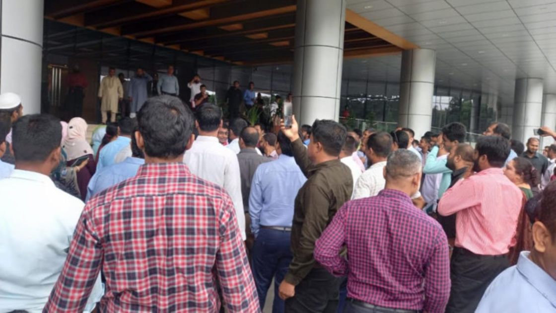 সারাদেশের মোবাইল দোকান বন্ধ ঘোষণা, বিটিআরসি'র সামনে ব্যবসায়ীদের অবস্থান